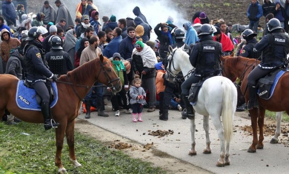 Izbjeglice čekaju nedaleko graničnog prijelaza Harmica pod kontrolom policije (11)