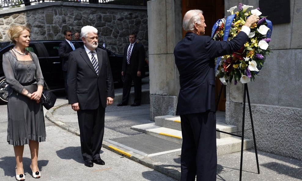 Biden je položio cvijeće na mjestu na kojem je ubijen srbijanski premijer Zoran Đinđić.