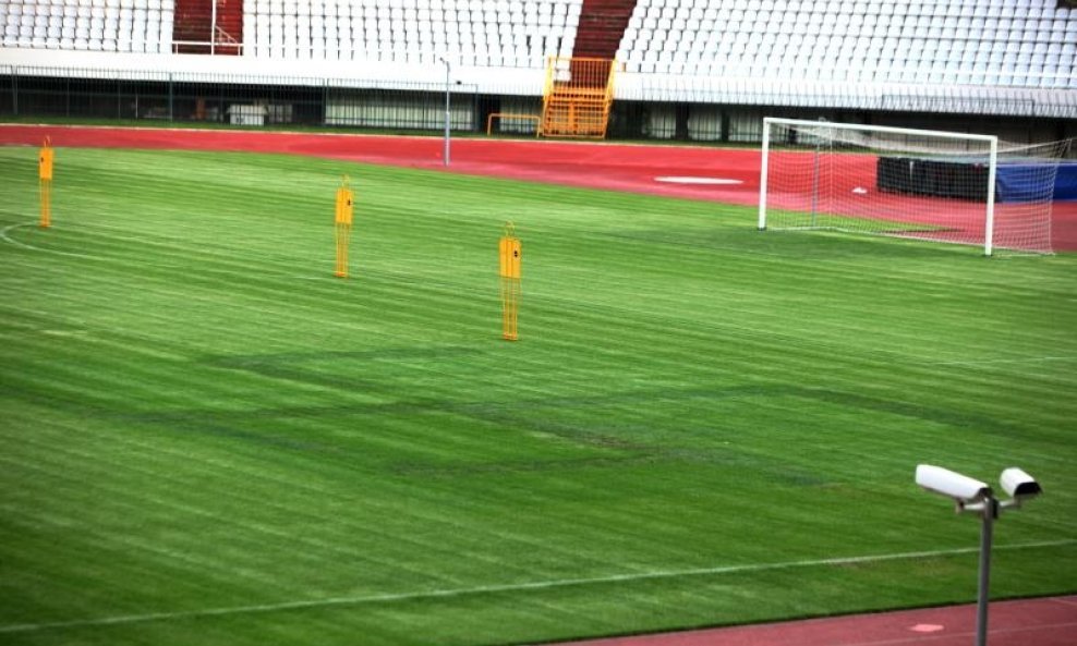 Na travnjaku stadiona Poljud još je uvijek vidljiva svastika (3)