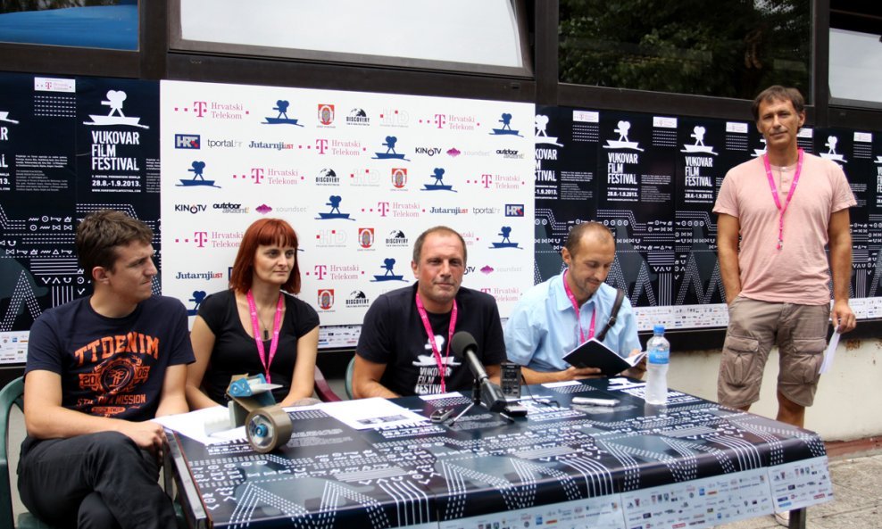 Boris Budimir (predstavnik Ministarstva branitelja), Ivana Perić (selektorica programa), Damir Rupčić (producent VFF-a), Zoran Šesto (vlasnik turističke agencije Danubiumtours) i Igor Rakonić (direktor VFF-a)