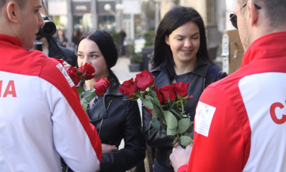 Hrvači darivali Zagrepčanke na Dan žena