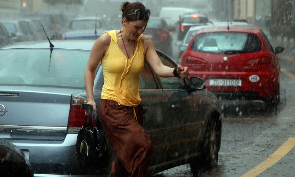 Kako se doznaje u zagrebačkom Uredu za upravljanju hitnim situacijama, olujno nevrijeme s tučom koje je oko podneva zahvatilo Zagreb poplavilo je niz podruma te srušilo mnogo stabala na prometnice