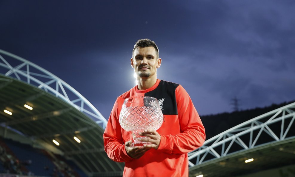 Liverpool FC Dejan Lovren s trofejem