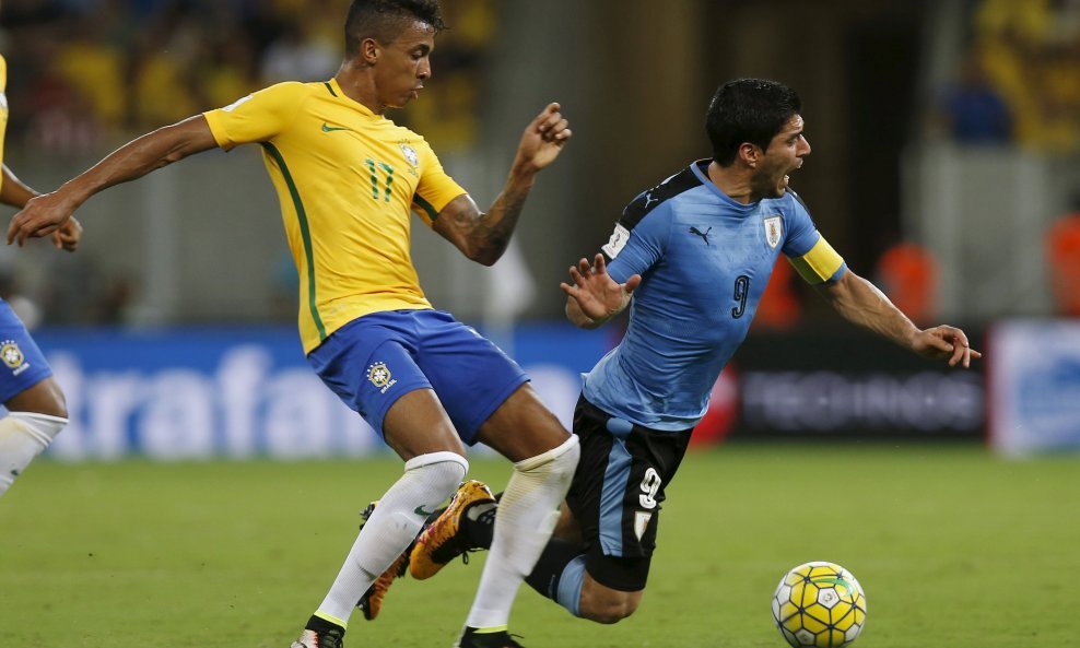 Luis Suarez (desno) i Luiz Gustavo