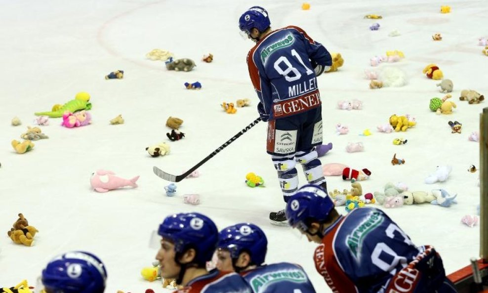 Medveščak Teddy Bear Toss