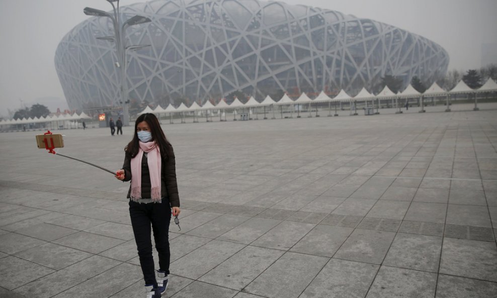 Veliko zagađenje u Kini - trenutak za selfie ispred Nacionalnog stadion u Pekingu. REUTERS - Damir Sagolj