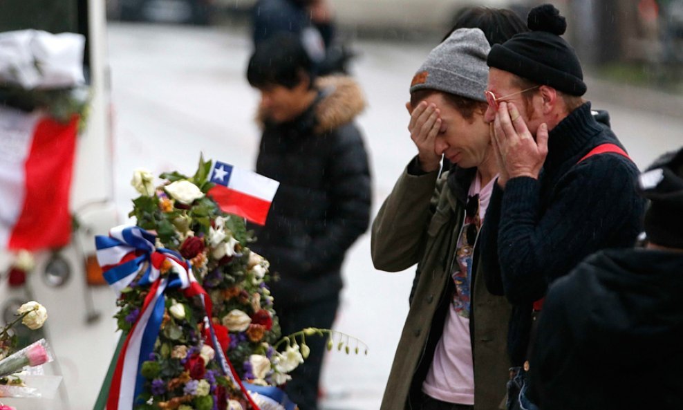 Teroristički napad u Parizu - članovi benda Eagles of Death Metal ispred dvorane Bataclan. REUTERS - Charles Platiau