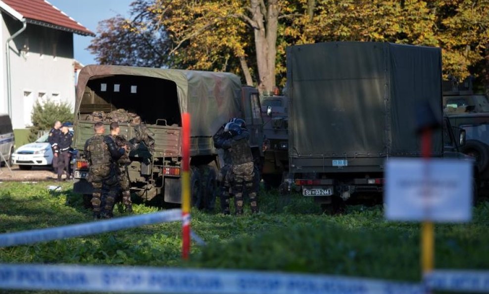 Brežice, oko prihvatnog centra za izbjeglice razmjestila se Slovenska vojska (7)