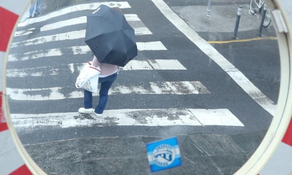 Nakon sunčanog vremena, zahlađenje i kiša na gradskim ulicama