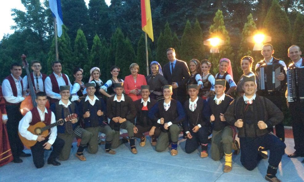 Vučić i Angela Merkel sa folklorom