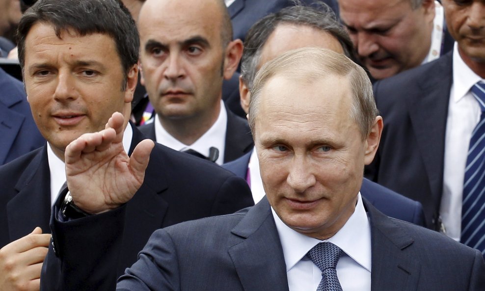 REFILE - CORRECTING BYLINE Russian President Vladimir Putin waves followed by Italian Prime Minister Matteo Renzi (L) as he visits the Expo 2015 global fair in Milan, northern Italy, June 10, 2015. Renzi welcomed visiting Russian President Vladimir Putin 