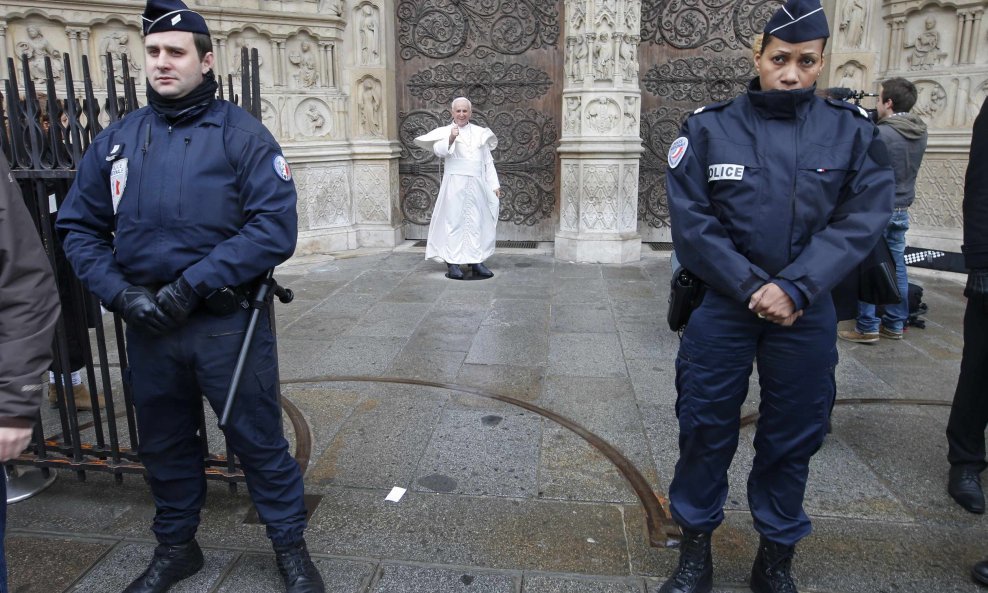 francuska policija osigurava čuvenu katedralu Notre Dame ispred koje se nalazi voštena figura pape Franje