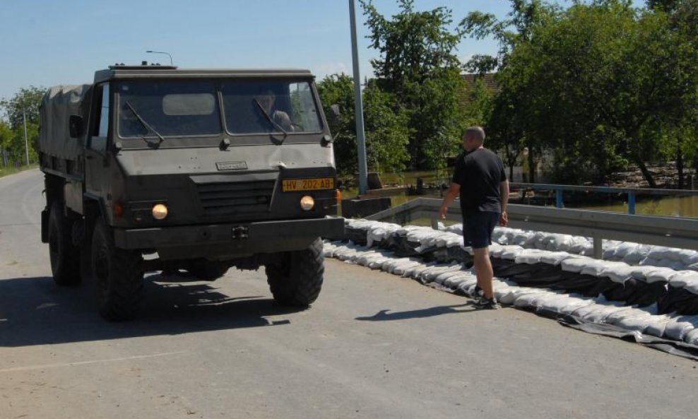 vojska na poplavljenom području