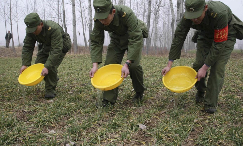 Kineski vojnici zalijevaju polja