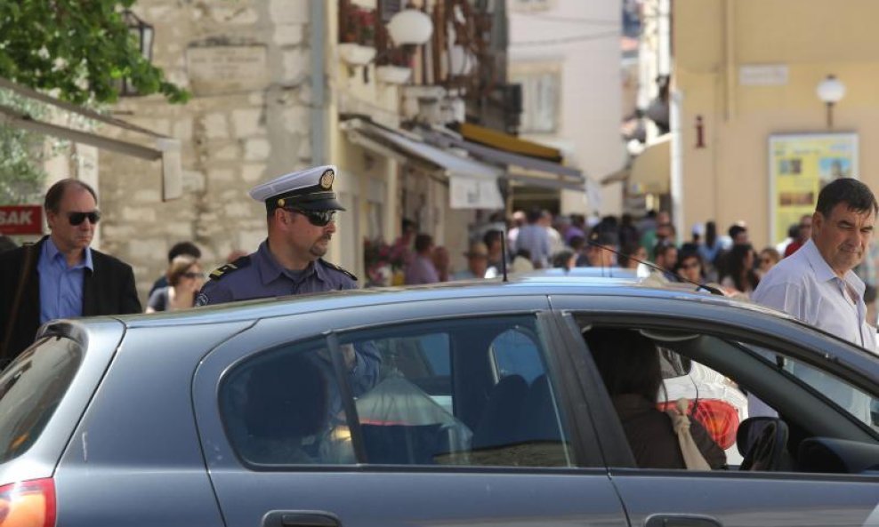 stanari galićevih zgrada policija blokada zadar