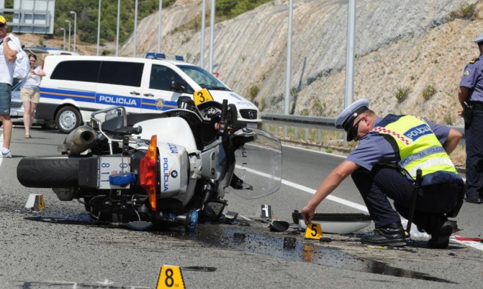 Prometna nesreća policija motor