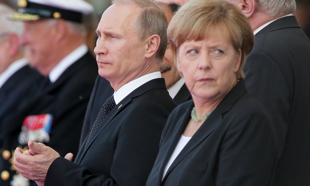 Vladimir Putin i Angela Merkel na proslavi godišnjice desanta na Normandiju