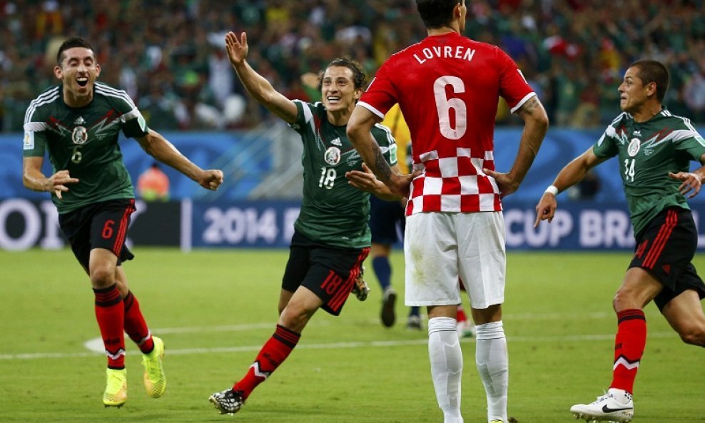 Andres Guardado, Hector Herrera (L) i Javier Hernandez (D)