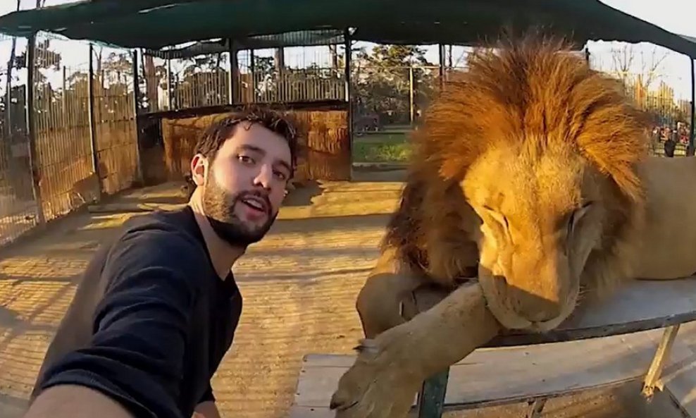 Alex Chacón selfie lav funvideo