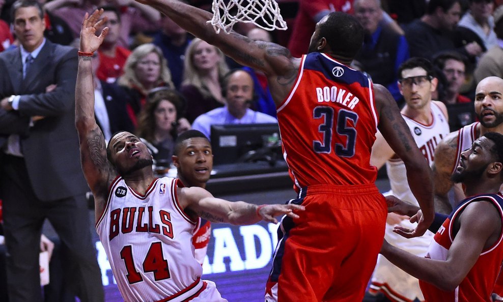 D.J. Augustin i Trevor Booker