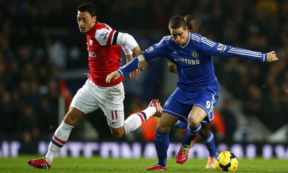 Mesut Özil (L) i Fernando Torres