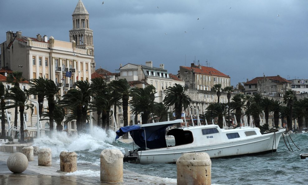 Split - Jako jugo, nevrijeme i oblna kiša (2)