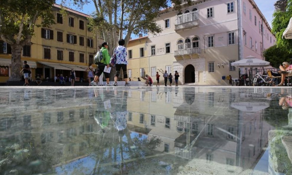 Trg Petra Zoranića Zadar arheološke iskopine staklo ispod kojeg turisti ubacuju novce