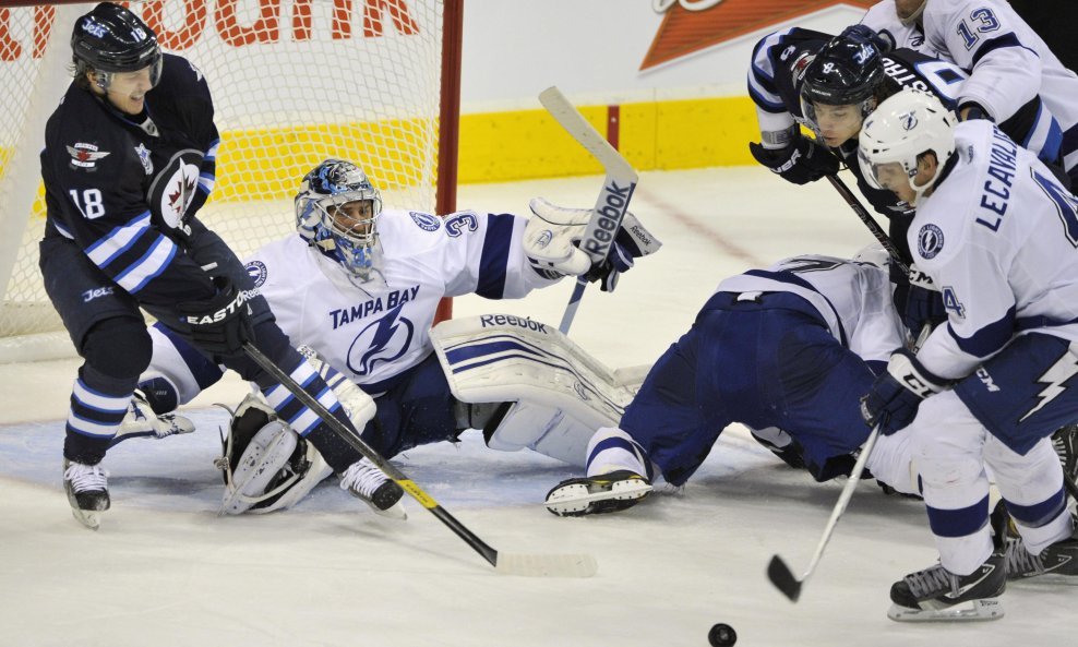 Vincent Lecavalier (Tampa Bay Lightning) vs. Bryan Little (Winnipeg Jets)