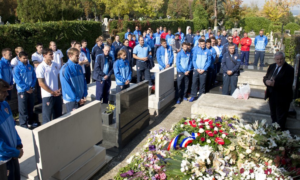 reprezentacija na grobu Vlatka Markovića