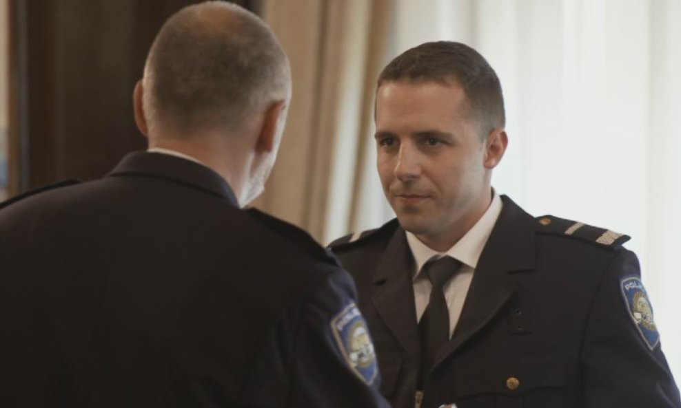 Filip Juričić u ulozi policajca