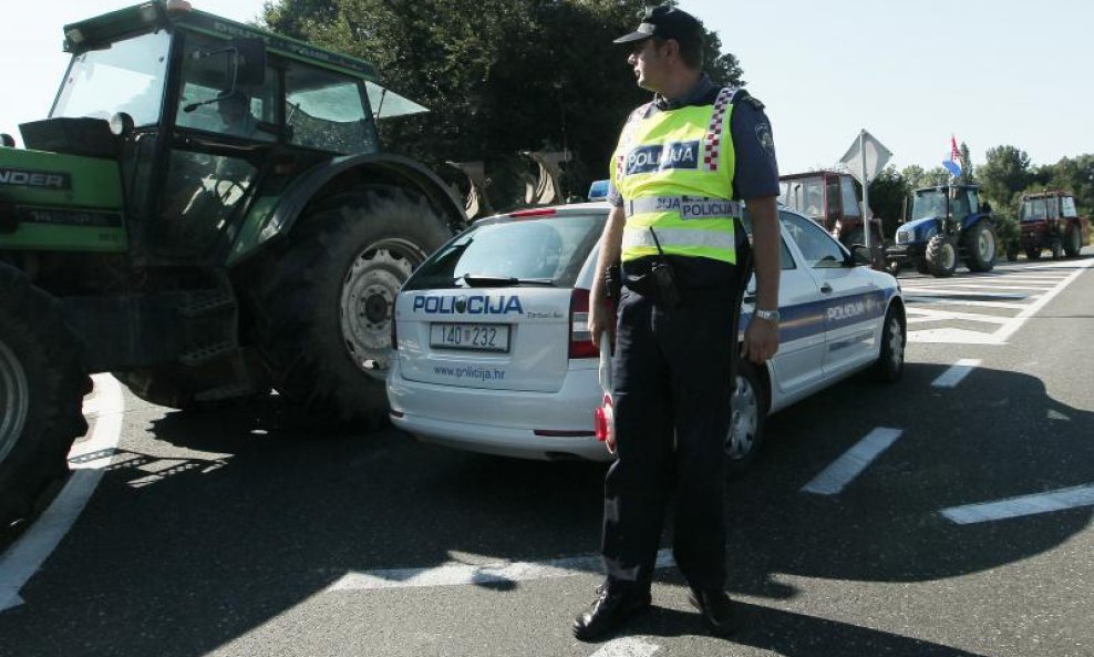 Seljaci kod Varaždina blokirali prilaz autocesti 5