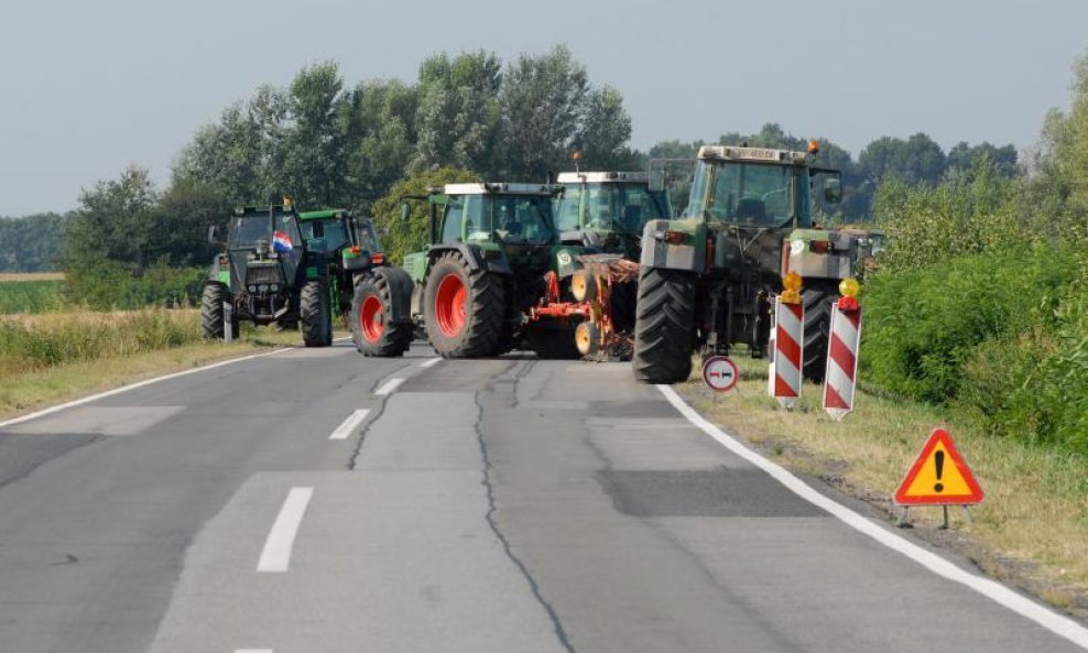 Nezadovoljni seljaci blokiraju ceste (3)