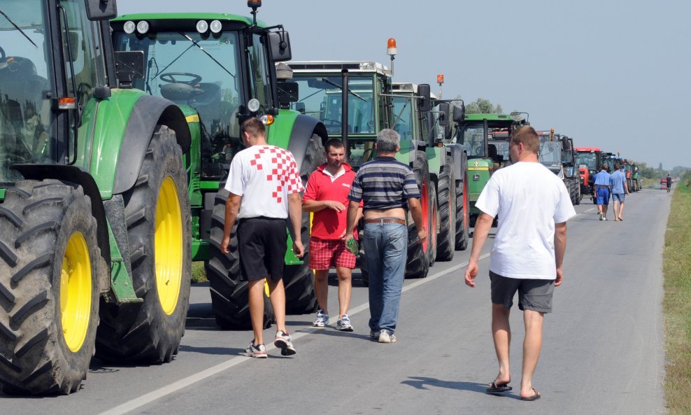 Traktori blokirali promet