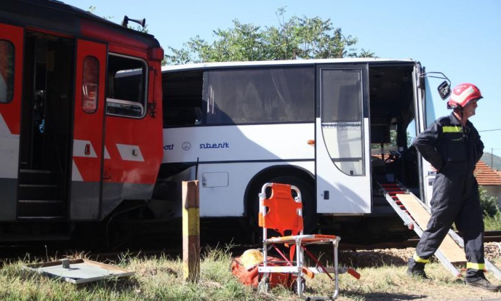 prometna drniš vlak bus