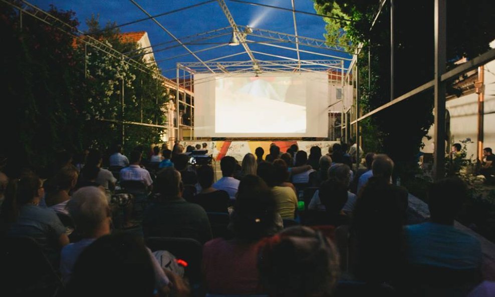 Ljetna pozornica Supetar Super Film Festivala