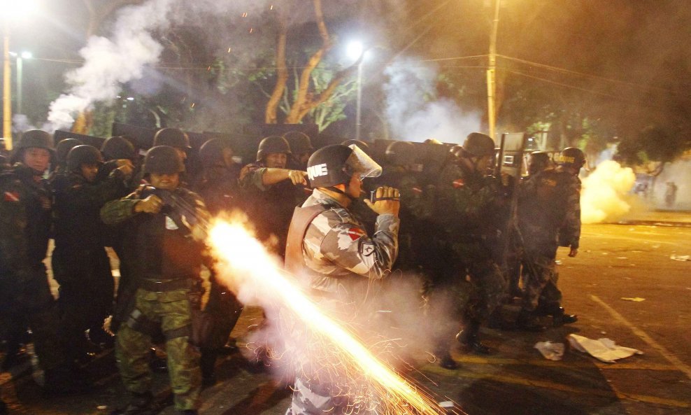 Brazil protesti policija suzavac