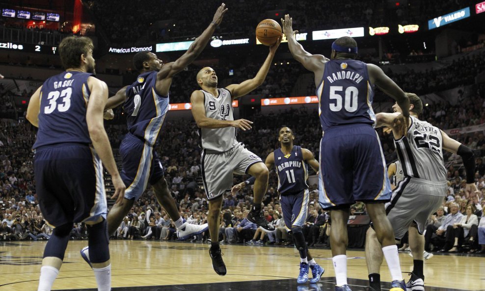 Tony Parker između igrača  Memphis Grizzliesa