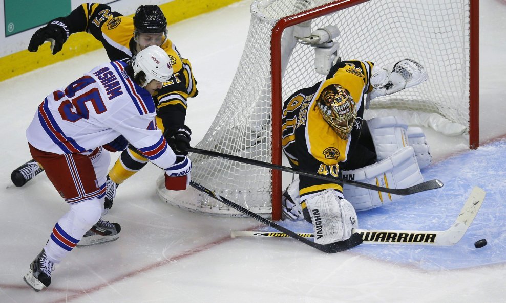 Golman Boston Bruinsa Tuukka Rask protiv New York Rangersa