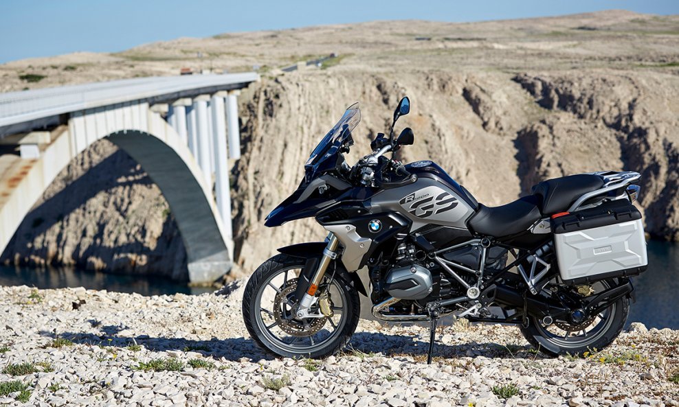 BMW R1200 GS snimljen pored Paškog mosta