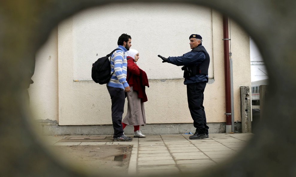 Izbjeglice i policija u Tovarniku