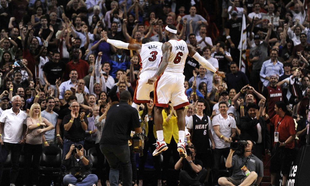 Dwyane Wade (L) i LeBron James