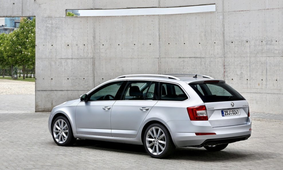 2013-Skoda-Octavia-Combi-1[3]