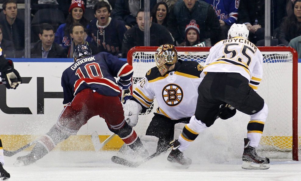 Marian Gaborik (New York Rangers) i Tuukka Rask (Boston Bruins)