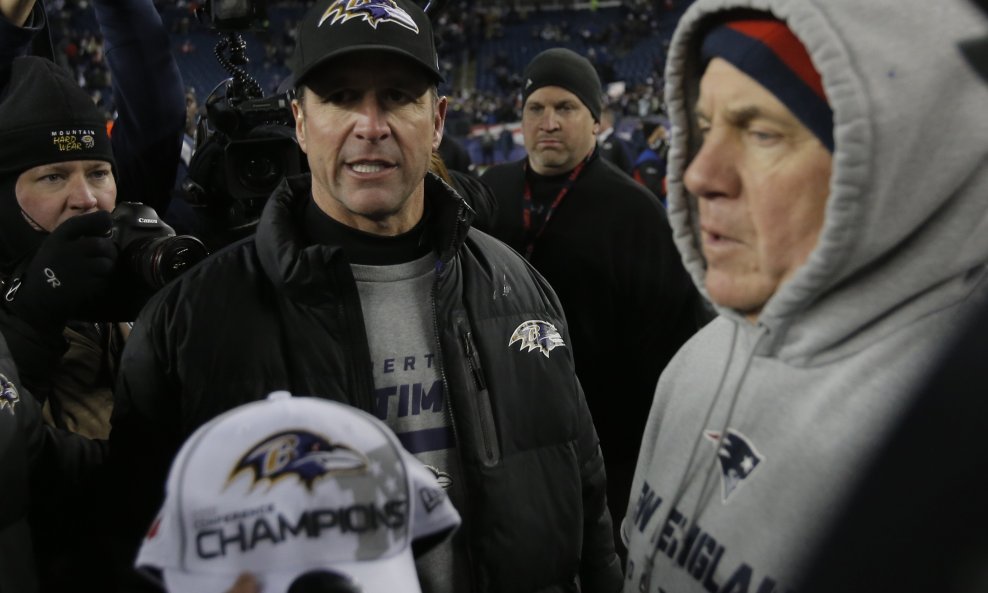 Trener Baltimore Ravensa John Harbaugh i trener New England Patriotsa Bill Belichick