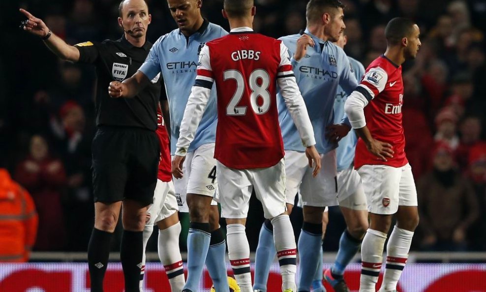 Sudac Mike Dean i Vincent Kompany