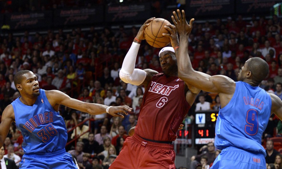 LeBron James i igrači Oklahoma City Thunderq