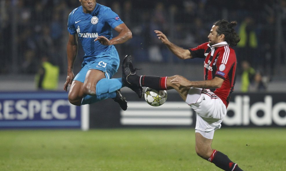 Hulk (Zenit) vs. Mario Yepes (AC Milan)