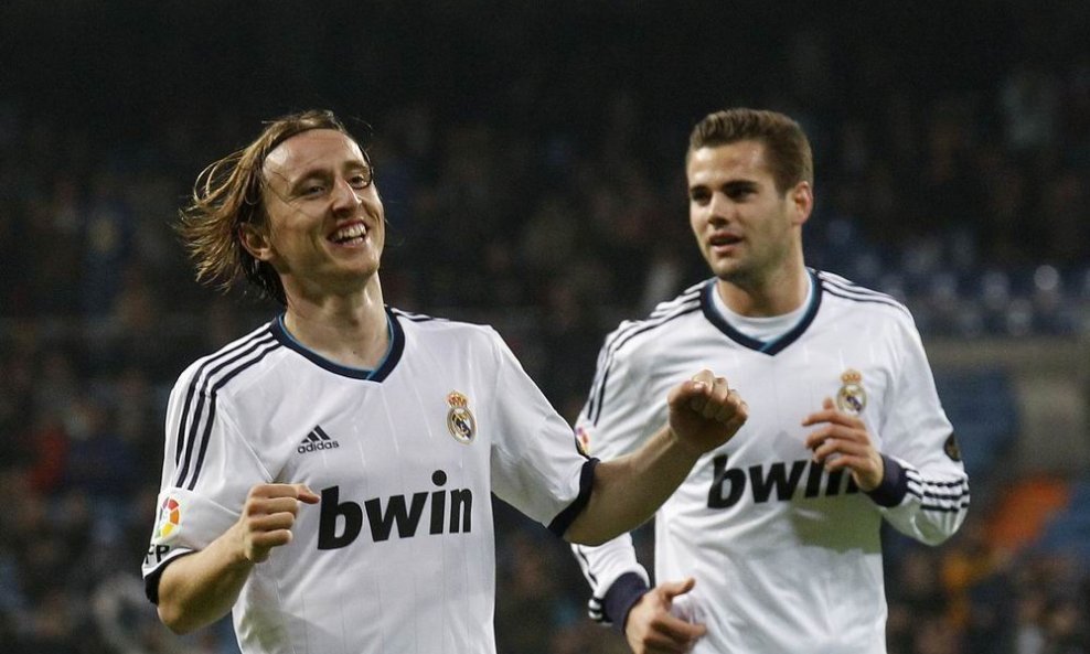 Luka Modrić (L) Nacho Fernandez