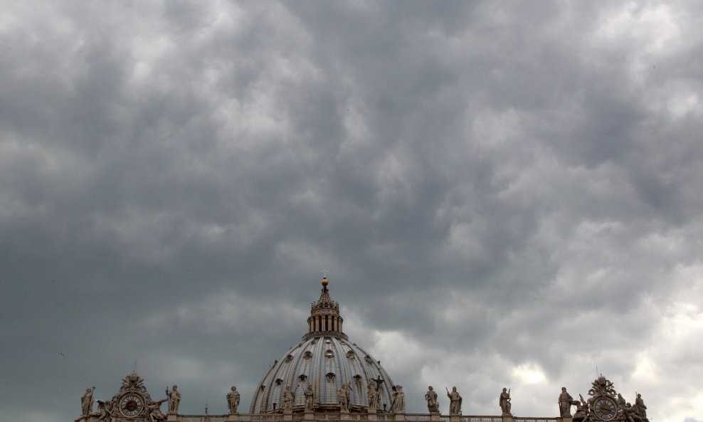 tmurni oblaci nad vatikanom