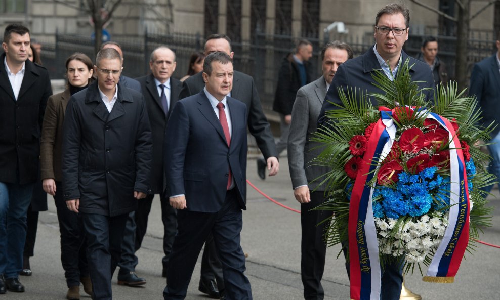 Premijer Vučić položio vijenac na spomen ploču Zoranu Đinđiću u dvorištu Vlade